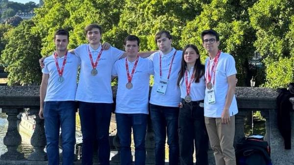 Българските математици се завърнаха с 5 медала от Международната олимпиада във Великобритания