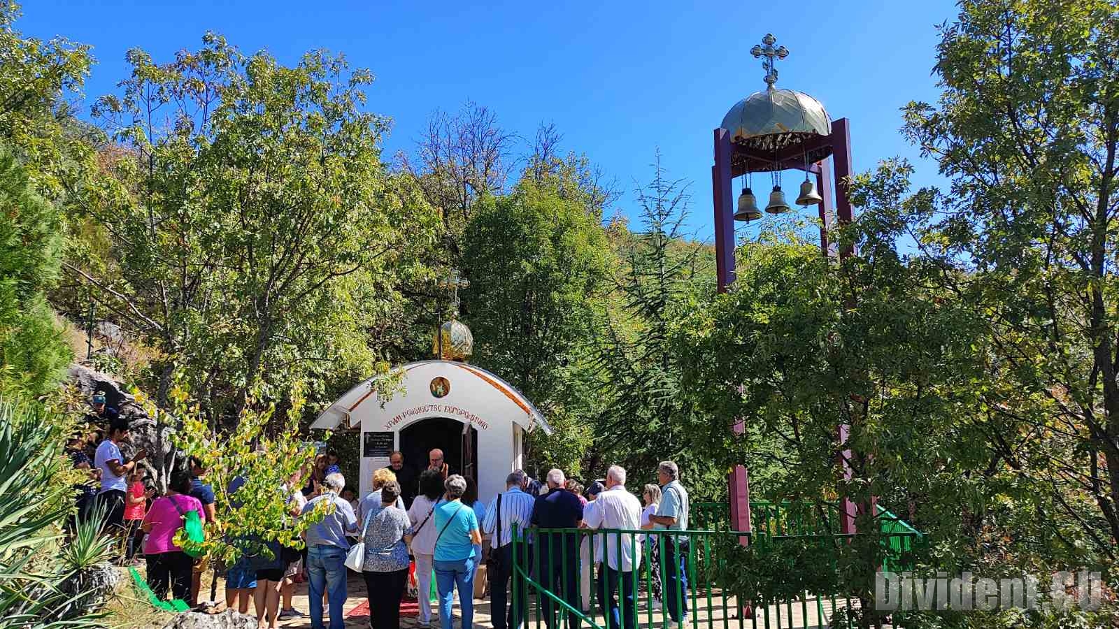 Богородична стъпка събра вярващи с молебен на Малка Богородица