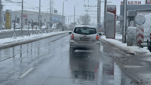 Няма непроходими пътища или селища без ток в Старозагорско заради снега
