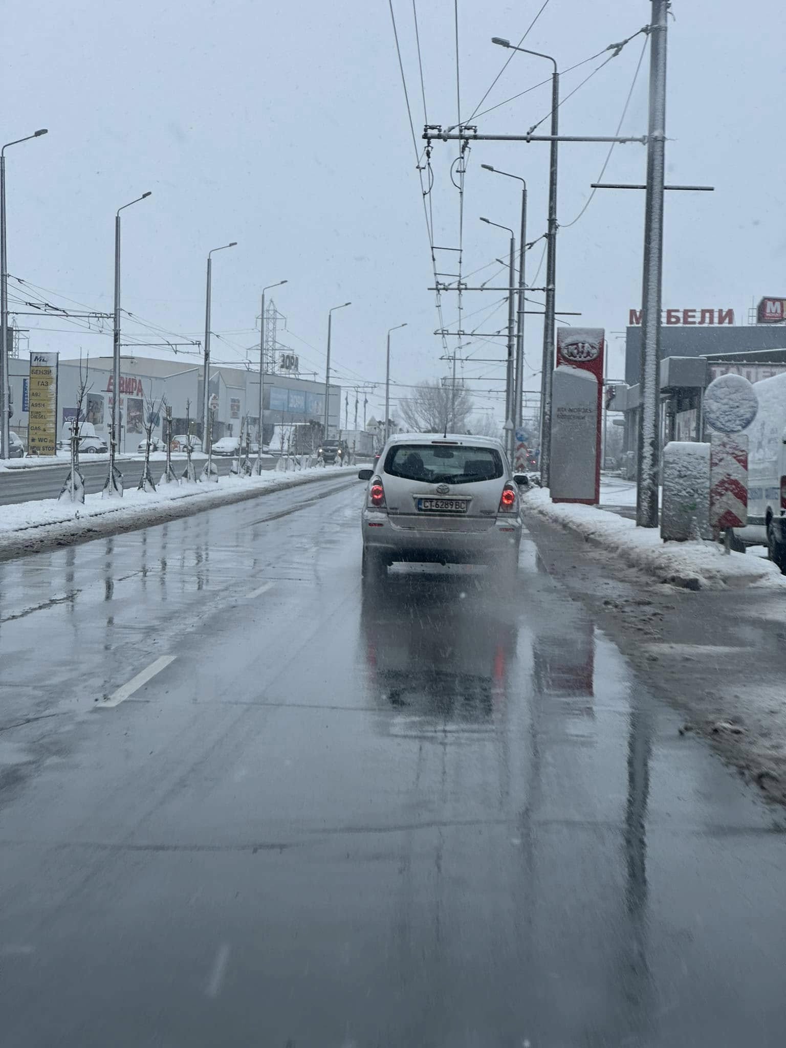 Няма непроходими пътища или селища без ток в Старозагорско заради снега