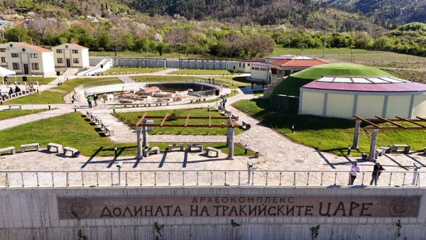 Древнотракийските скални съоръжения и светилища в Долината на розите ще бъдат представени във фотоизложба