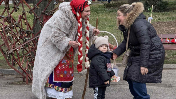 Празничен 1 март в Стара Загора: Парк  Пети октомври  грейна в червено и бяло