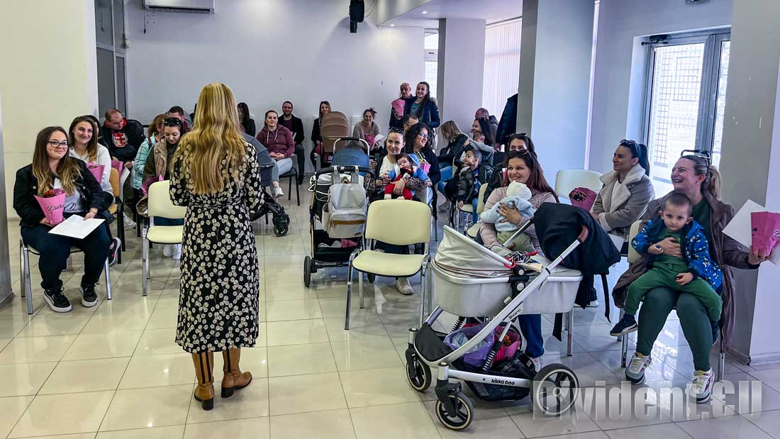 Младите майки на Казанлък получиха полезни подаръци за 8 март от общината