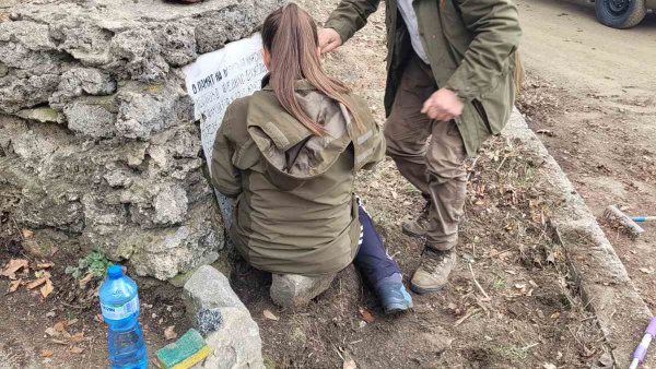 ДГС Казанлък почисти и реновира паметната плоча на Феликс Вожели в чест на  Седмицата на гората