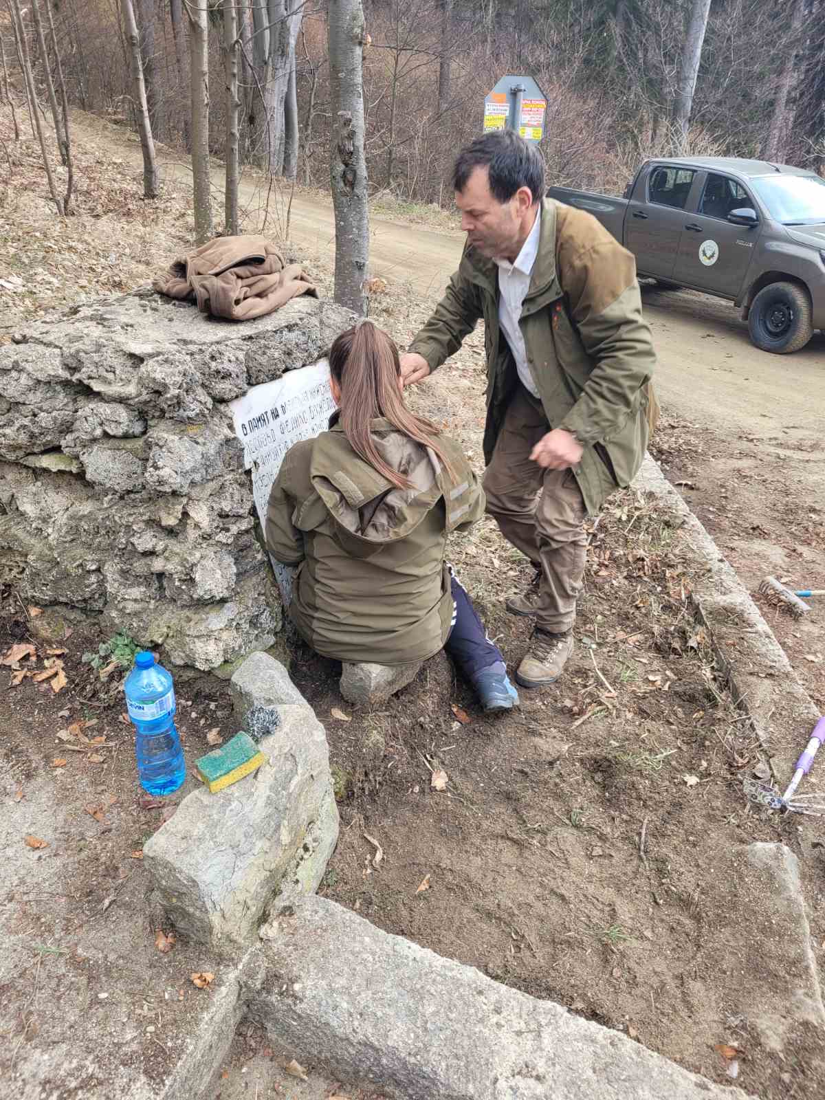 ДГС Казанлък почисти и реновира паметната плоча на Феликс Вожели в чест на  Седмицата на гората