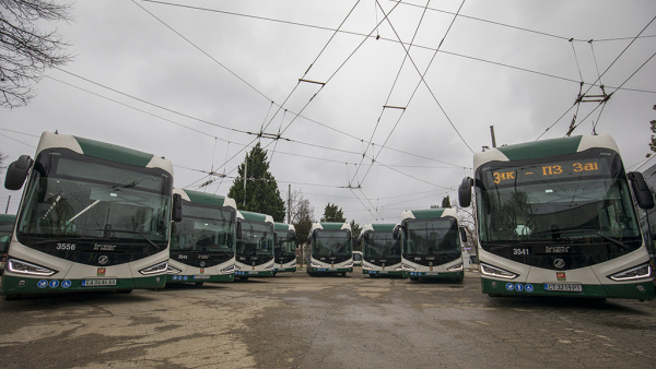 Деца потрошиха градски автобуси на паркинг в Стара Загора