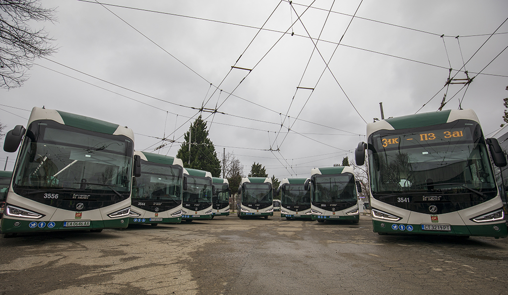 Деца потрошиха градски автобуси на паркинг в Стара Загора