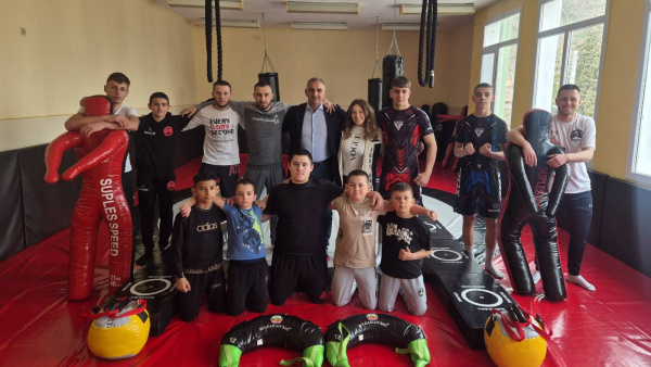 Новият клуб по Суплес спорт в Гурково получи първите си уреди от световния шампион по борба Иван Раднев