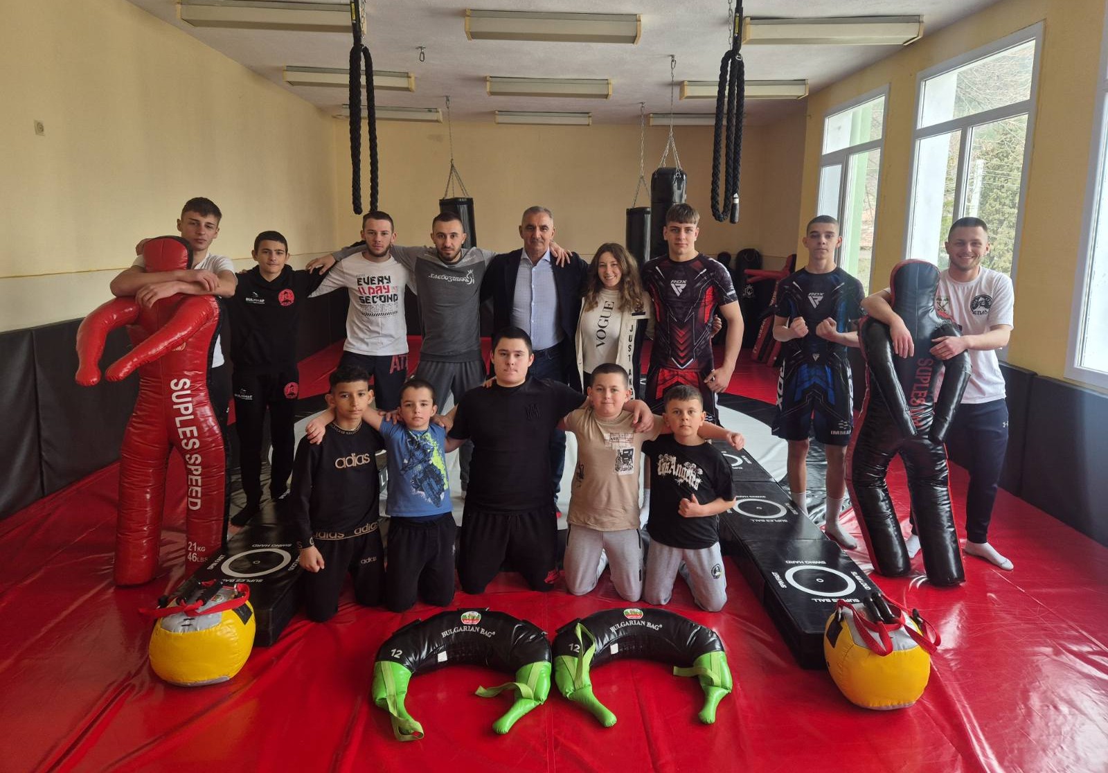 Новият клуб по Суплес спорт в Гурково получи първите си уреди от световния шампион по борба Иван Раднев