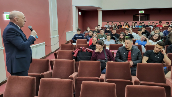 Oбщественият посредник на Община Нова Загора Нейчо Минчев се срещна с ученици