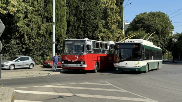 Излагат ретро тролей и стар автобус за 72-я рожден ден на Автобусни превози