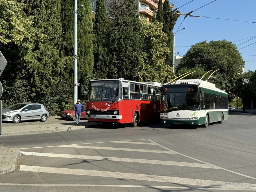 Излагат ретро тролей и стар автобус за 72-я рожден ден на Автобусни превози
