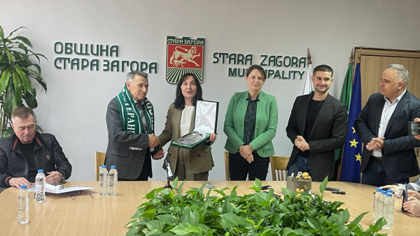 Знаковият футболист на  Берое  Борис Киров с почетен знак за заслуги от Община Стара Загора