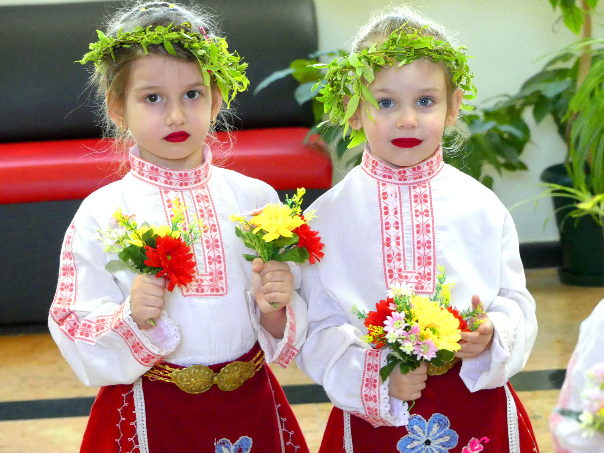 Лазарки гостуваха в Община Нова Загора