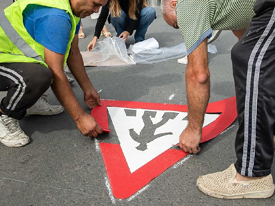 Лепят пътни знаци върху асфалта на натоварените кръстовища в Стара Загора