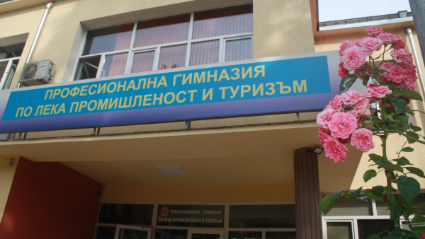 Ученици от Казанлък участваха в разрешаване на казус, представен на открит урок от прокурори