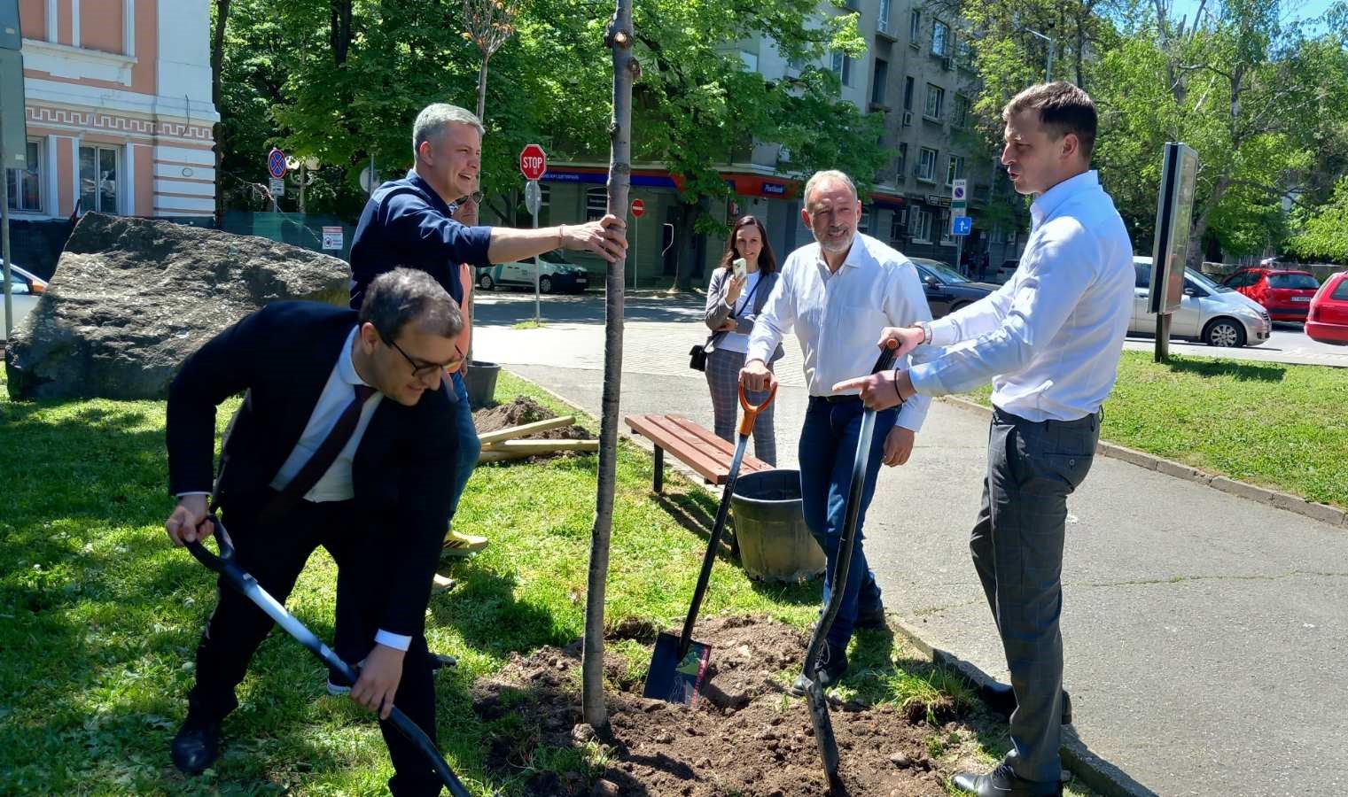 Зам.-кметове засадиха японски вишни в  Зелената алея на бъдещето  в Стара Загора