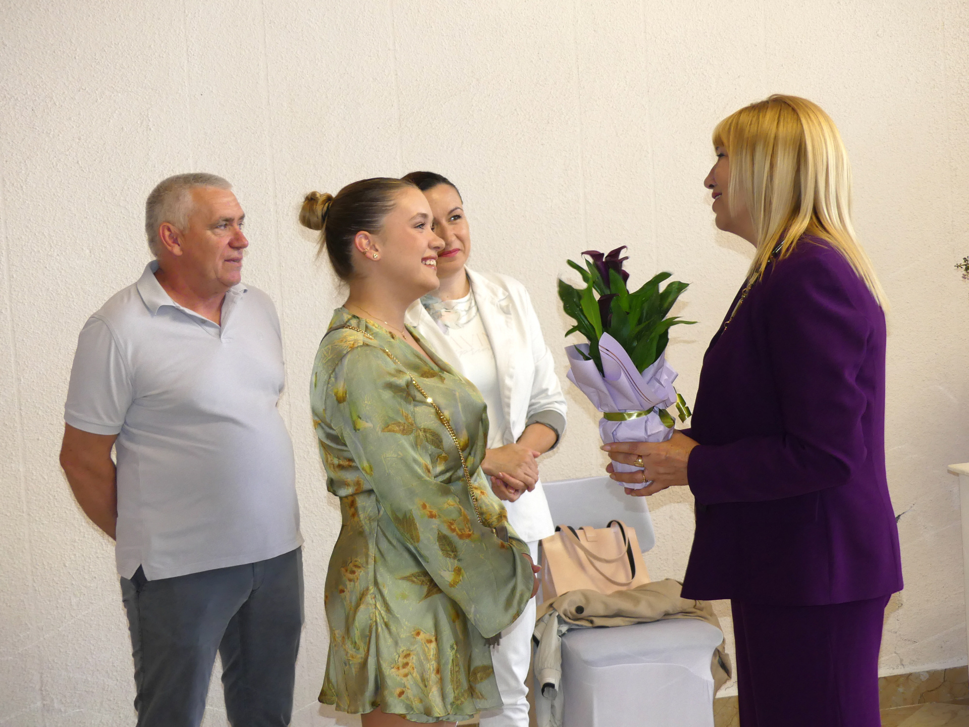 Кметът на Нова Загора Галя Захариева покани на прием абитуриентите отличници