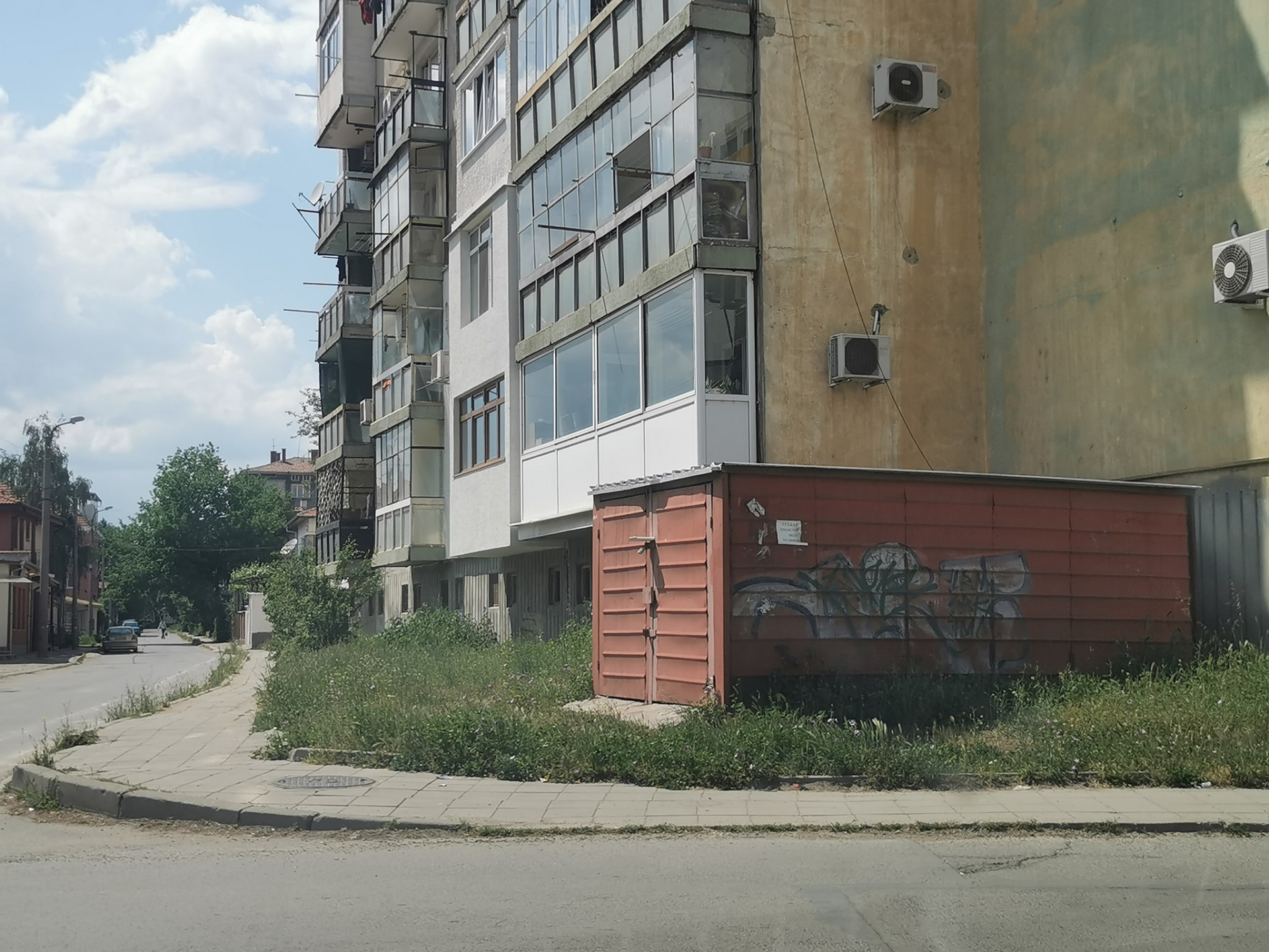 Премахват металните гаражи в Казанлък, изграждат масивни