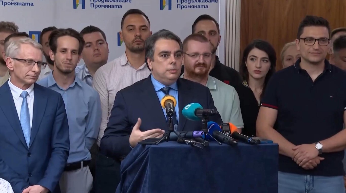 Асен Василев остава единствен лидер на ПП до есента, Стара Загора го подкрепи