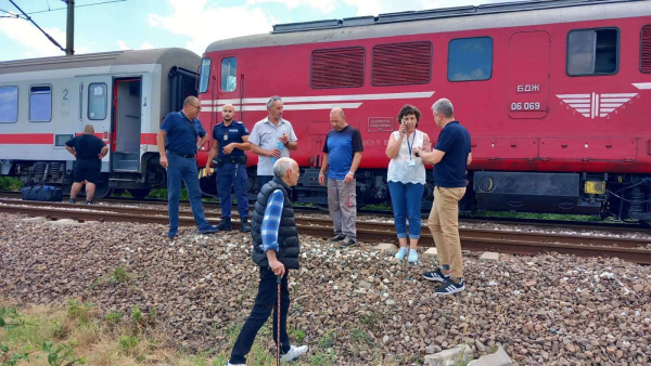 Локомотив пламна край Стара Загора, евакуираха стотици пътници в друг влак