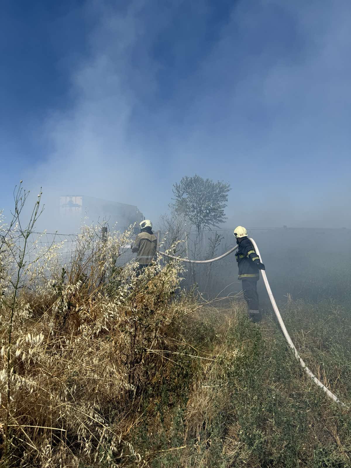 Комбайн изгоря в пожар на нива в старозагорско село