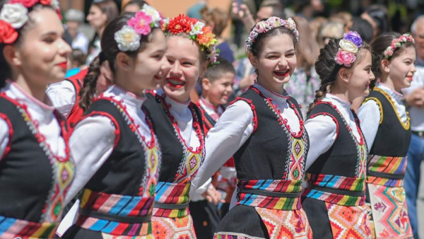 Моден спектакъл в Стара Загора събира средства за нови костюми на ансамбъл  Загорче