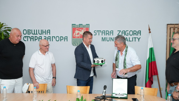 Кметът Живко Тодоров отличи футболната легенда Ивко Ганчев за заслуги за развитието на футбола в Стара Загора