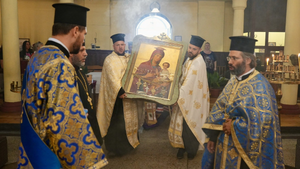 В Казанлък посрещнаха Чудотворната икона на Пресвета Богородица Скоропослушница