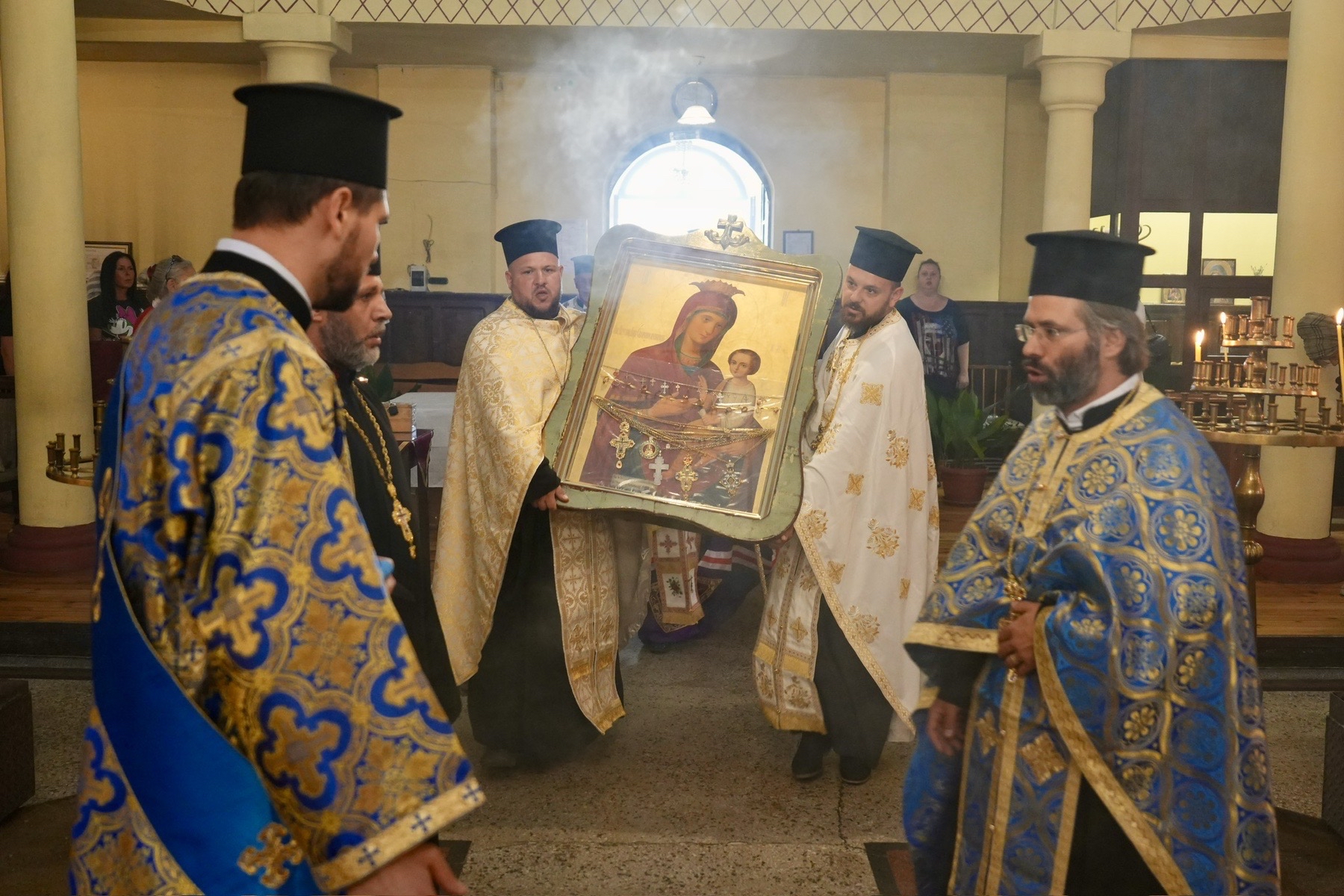 В Казанлък посрещнаха Чудотворната икона на Пресвета Богородица Скоропослушница