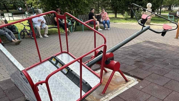 Безотговорно отношение налага премахването на люлката за деца с увреждания в казанлъшкия парк Розариум