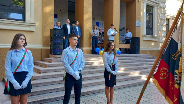 С пожелания за успешна учебна година зам.-кметовете изпратиха до класните стаи учениците на Стара Загора