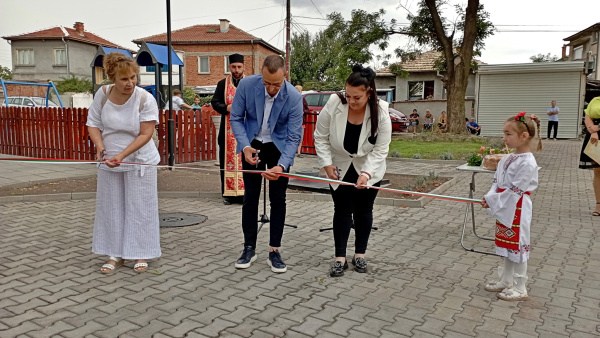Откриха официално обновения парк на ул. Васил Левски в Чирпан