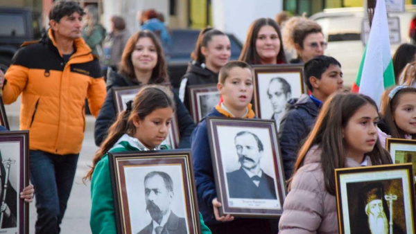 Хиляди в Казанлък участваха в шествието по повод 1 ноември - Ден на народните будители