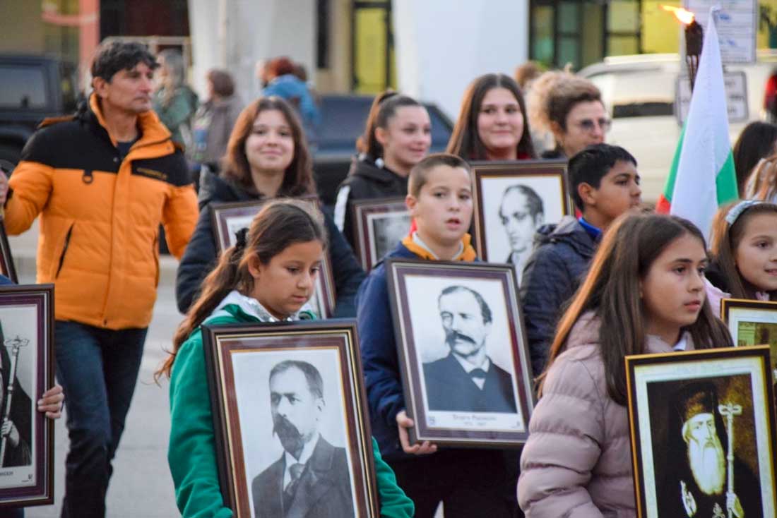 Хиляди в Казанлък участваха в шествието по повод 1 ноември - Ден на народните будители