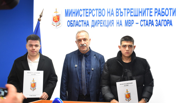Ученици от Казанлък намериха и върнаха на собственика 4500 лева