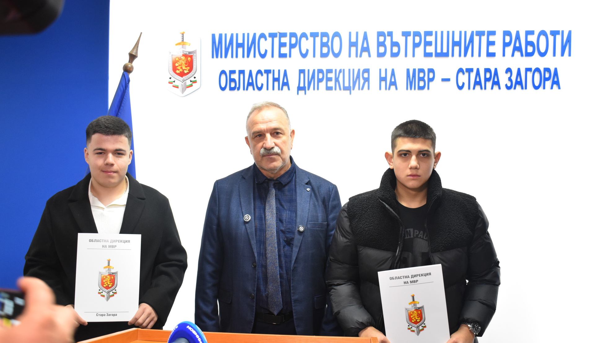 Ученици от Казанлък намериха и върнаха на собственика 4500 лева