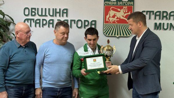 Кметът Живко Тодоров отличи с плакети триатлонеца  Стоян Георгиев и неговия треньор