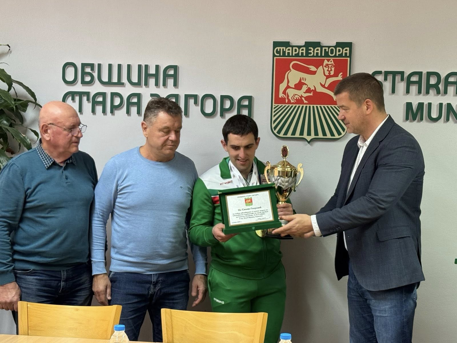 Кметът Живко Тодоров отличи с плакети триатлонеца  Стоян Георгиев и неговия треньор
