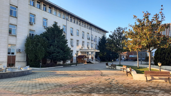 Условна присъда получи жената, удряла учителка с тръба пред учениците в час