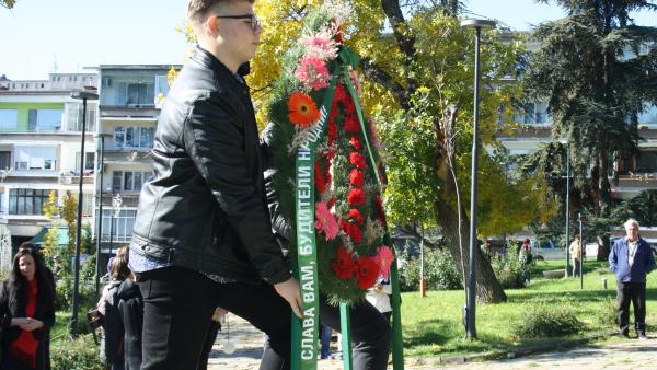 В Деня на народните будители - цветя пред паметника на Митрополит Методий Кусев