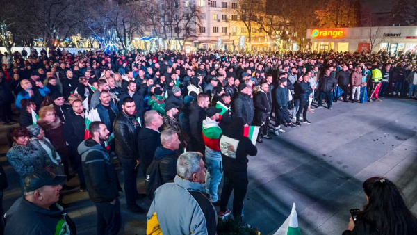 Митинг в подкрепа на правителството изпълни площада пред Община Стара Загора (ВИДЕО)