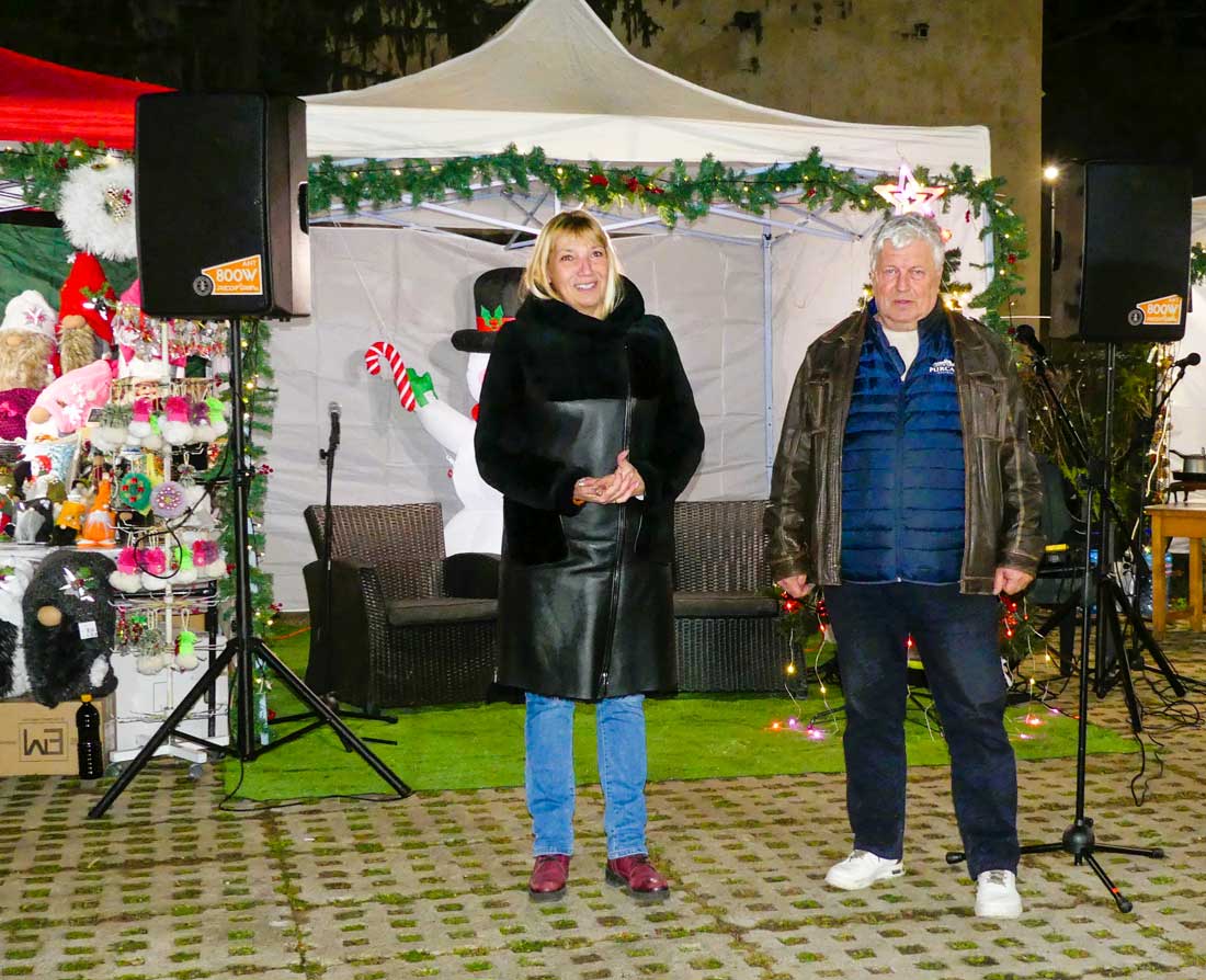 Коледният базар в Нова Загора бе празнично открит
