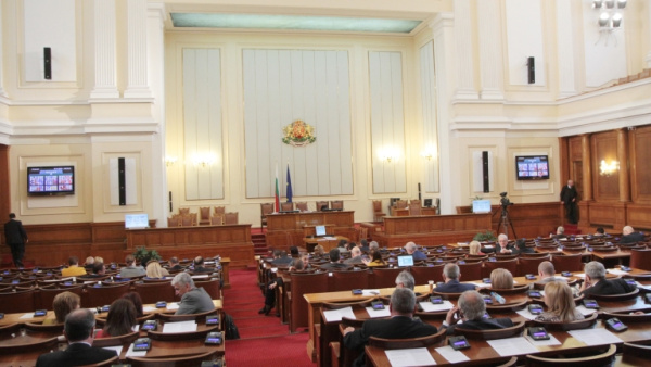 Парламентът прие единодушно оставката на правителството