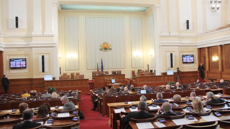 Парламентът прие единодушно оставката на правителството
