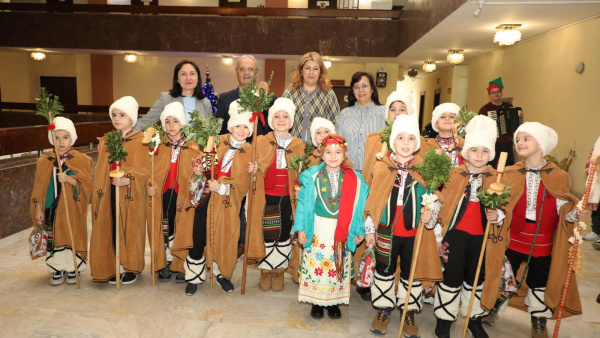 Малки коледари наричаха за здраве и благодат в Община Стара Загора