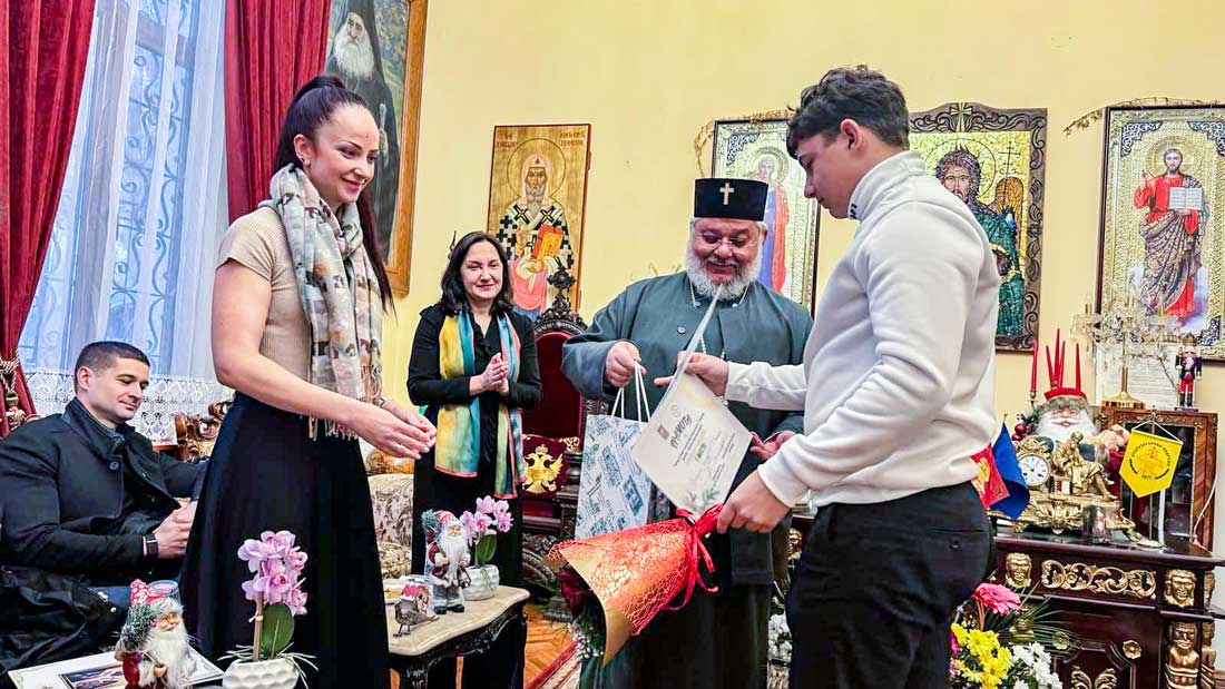 Дядо Киприан награди млади автори на есета за Рождество Христово