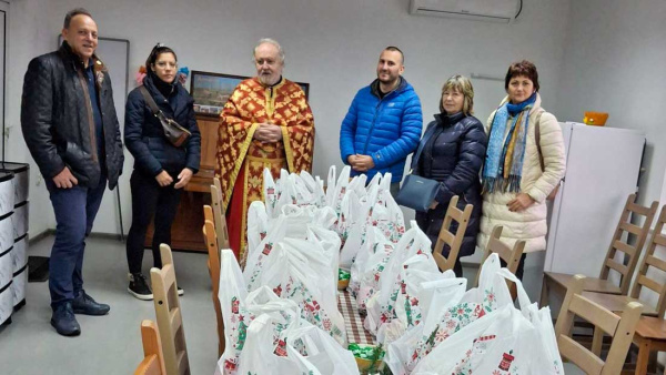 Пакети с хранителни продукти дари ГК Липа за Коледа в старозагорски храм