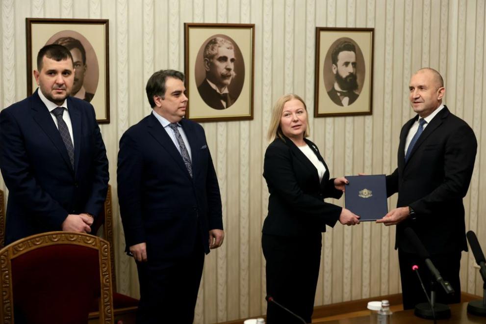 Президентът връчи втория мандат на ПП-ДБ, те го върнаха неизпълнен