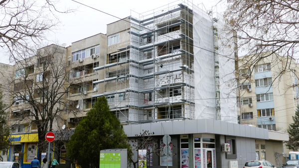 Започна саниране на първата от осемте жилищни сгради, които ще бъдат обновени по проект в Нова Загора
